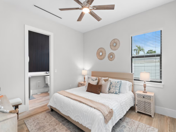 Luxurious 5-Bedroom Retreat in Naples - Your Ultimate Vacation Destination